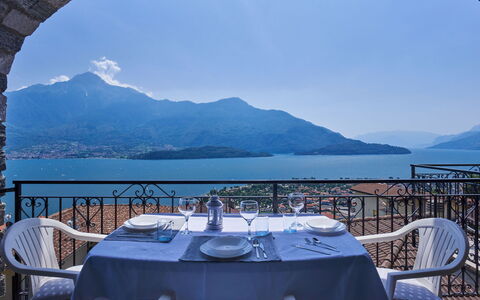 Domaso 645: Ciel, L'Eau, Table, Jour, Propriété, Meubles, Montagne, Chaise, Bleu, Lumière
