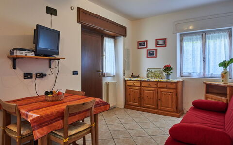 Gera Lario 690: Meubles, Cabinetry, Plante, Plante D'Appartement, Télévision, Bâtiment, Fenêtre, Bois, Porte, Confort