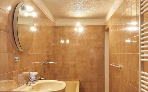 Gera Lario 690: Marron, Propriété, Luminaire Plomberie, Robinet, Salle De Bains, Éclairage, Design Intérieur, Bois, Évier