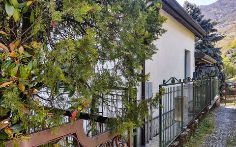 Gera Lario 690: Plante, Bâtiment, Jour, Propriété, Fenêtre, Arbre, Maison, Bois, Biome, Clôture