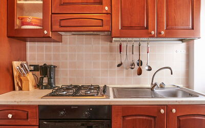 Marta (Gla160) 690.1: Marron, Cabinetry, Propriété, Comptoir, Évier, Blanc, Evier, Cuisine, Cuisinière, Bois