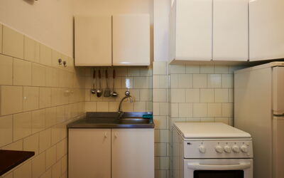 Marta (Gla161) 690.2: Cabinetry, Bâtiment, Propriété, Evier, Comptoir, Blanc, Cuisinière, Évier, Cuisine, Robinet