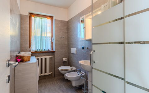 Gera Lario 693: Sol, Design Intérieur, Sol, Luminaire Plomberie, Plomberie, Salle De Bains, Pièce, Robinet, Tuile, Porte