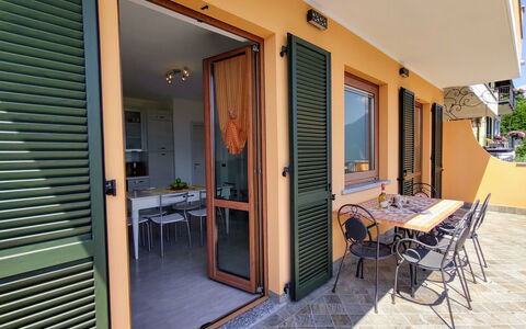 Gera Lario 693: Meubles, Table, Plante, Chaise, Pot De Fleur, Fenêtre, Bâtiment, Plante D'Appartement, Bois, Porte