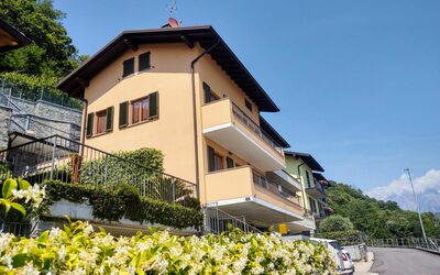 Gera Lario 693: Fleur, Ciel, Plante, Propriété, Bâtiment, Blanc, Fenêtre, Vert, Maison, Jaune