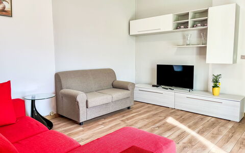 Pippo: Meubles, Design Intérieur, Sol, Canapé, Sol, Bois, Pièce, Salon, Télévision, Plafond