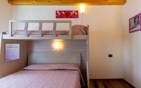 Colico 624: Bois, Design Intérieur, Sol, Sol, Lit, Chambre, Meubles, Plafond, Pièce, Cadre De Lit