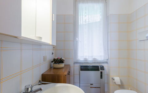 Varenna 618: Robinet, Évier, Luminaire Plomberie, Propriété, Armoire De Toilette, Blanc, Lavabo, Salle De Bains, Violet