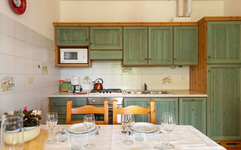 Varenna 618: Cabinetry, Comptoir, Propriété, Vaisselle, Appareil De Cuisine, Cuisine, Vaisselle, Bois, Éclairage, Évier