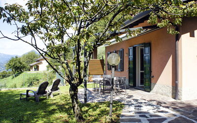 Varenna 618: Plante, Propriété, Bâtiment, Feuille, Arbre, Bleu Azur, Ombre, Fenêtre, Lot Terre, Ciel