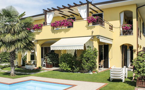 Lazise 712: Plante, Bâtiment, Propriété, Ciel, Fenêtre, Nuage, L'Eau, Ombre, Arbre, Maison