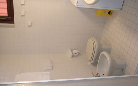 Lazise 716: Salle De Bains, Propriété, Luminaire Plomberie, Pièce, Mur, Tuile, Lavabo, Évier, Toilette, Architecture