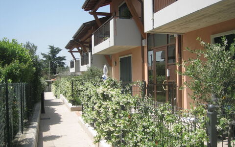 Lazise 717: Plante, Bâtiment, Propriété, Maison, Fenêtre, Zone Résidentielle, Ciel, Chalet, Ombre, Design Urbain
