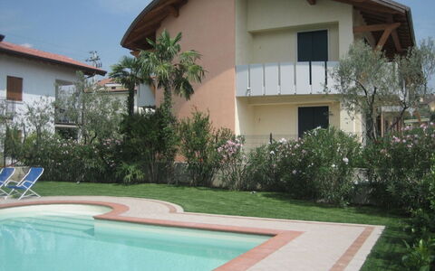 Lazise 717: Plante, L'Eau, Bâtiment, Fenêtre, Ciel, Architecture, Maison, Herbe, Lot Terre, Ombre