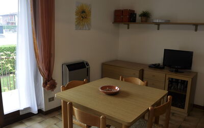 Sole del Garda 718.2: Table, Bâtiment, Propriété, Meubles, Plante, Chaise, Bois, Design Intérieur, Maison, Salon