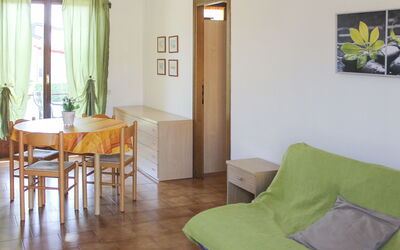 Sole del Garda 718.4: Pièce, Meubles, Propriété, Sol, Design Intérieur, Salon, Bâtiment, Jaune, Table, Mur