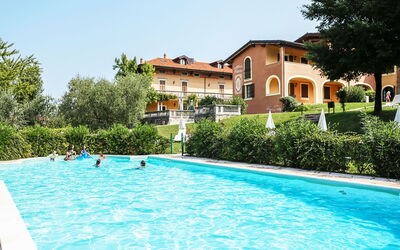 Manerba 640: L'Eau, Plante, Ciel, Propriété, Bâtiment, Piscine, Fenêtre, Arbre, Bleu Azur, Maison