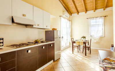 La Corte (Man132) 642.3: Propriété, Pièce, Bâtiment, Meubles, Design Intérieur, Jaune, Cuisine, Maison, Sol, Plafond