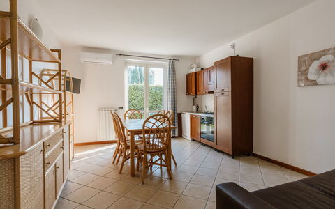 Salo' 606: Meubles, Bois, Sol, Sol, Design Intérieur, Table Cuisine Et Salle A Manger, Chaise, Salle À Manger, Tache De Bois, Plafond