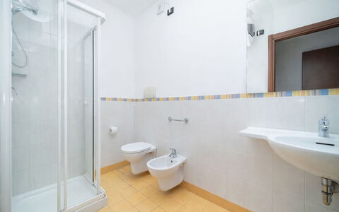 Moniga del Garda 653: Sol, Sol, Design Intérieur, Luminaire Plomberie, Plafond, Lavabo, Salle De Bains, Robinet, Pièce, Évier