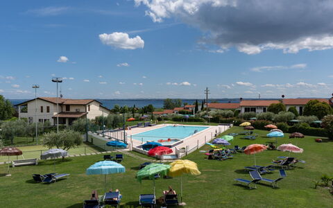 Moniga del Garda 653: Nuage, Ciel, Tente, Environnement Naturel, Plante, Lot Terre, Ombre, Plan D'Eau, Herbe, Loisir