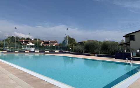 Moniga del Garda 653: L'Eau, Ciel, Propriété, Nuage, Piscine, Bâtiment, Rectangle, Plan D'Eau, Bois, Maison