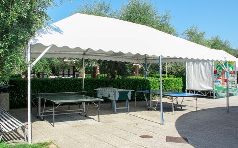 Moniga del Garda 654: Plante, Ciel, Propriété, Botanique, Ombre, Arbre, Mobilier De Jardin, Chaise, Tente, Table
