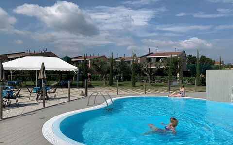 Moniga del Garda 654: L'Eau, Nuage, Ciel, Propriété, Piscine, Bleu Azur, Plan D'Eau, Loisir, Aqua, Amusement