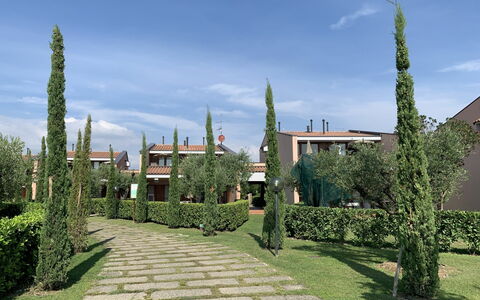 Moniga del Garda 654: Ciel, Plante, Nuage, Arbre, Herbe, Espace Public, Design Urbain, Paysage, Zone Résidentielle, Bâtiment