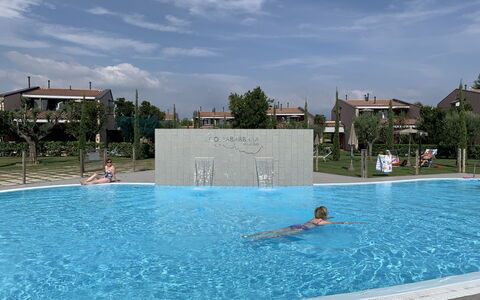 Moniga del Garda 654: L'Eau, Nuage, Piscine, Ciel, Bleu Azur, Loisir, Aqua, Composite, Amusement, Rectangle