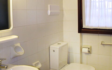Moniga del Garda 654: Salle De Bains, Toilette, Propriété, Pièce, Luminaire Plomberie, Tuile, Design Intérieur, Mur, Accessoire Salle De Bain, Sol