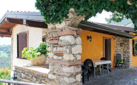 Tremosine 651: Bâtiment, Plante, Fenêtre, Ciel, Maison, Bois, Architecture, Chalet, Arbre, Mur