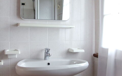 Tremosine 651: Salle De Bains, Propriété, Pièce, Robinet, Toilette, Luminaire Plomberie, Évier, Lavabo, Tuile, Design Intérieur