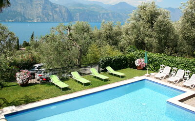 Brenzone 653: L'Eau, Plante, Ciel, Nuage, Piscine, Bleu, Bleu Azur, Vert, Montagne, Arbre