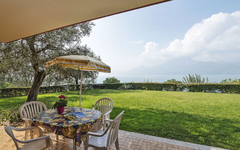 Torri del Benaco 639: Plante, Ciel, Table, Nuage, Meubles, Chaise, Arbre, Ombre, Paysage Naturel, Mobilier De Jardin