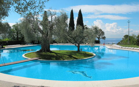 Garda 620: L'Eau, Ciel, Nuage, Jour, Bleu, Arbre, Bleu Azur, Paysage Naturel, Plante, Ombre