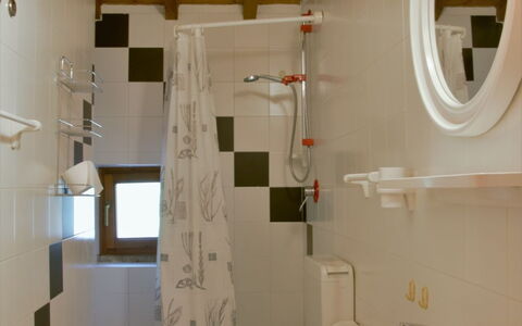 Garda 625: Miroir, Luminaire Plomberie, Robinet, Évier, Lavabo, Propriété, Violet, Salle De Bains, Éclairage, Bâtiment