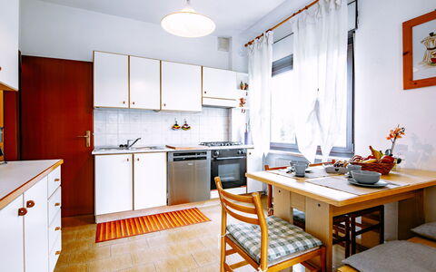 Lago di Caldonazzo 607: Cabinetry, Comptoir, Meubles, Table, Cuisine, Orange, Éclairage, Bois, Cuisinière, Tiroir