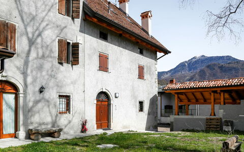 Raveo 603: Bâtiment, Ciel, Propriété, Fenêtre, Plante, Lot Terre, Porte, Montagne, Maison, Chalet