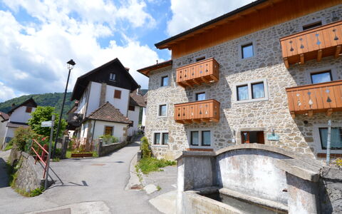 Ovaro 622: Ciel, Plante, Nuage, Bâtiment, Fenêtre, Design Urbain, Maison, Façade, Ville, Arbre
