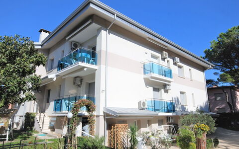 Lignano Pineta 644: Plante, Ciel, Bâtiment, Propriété, Fenêtre, Maison, Arbre, Quartier, Design Urbain, Zone Résidentielle