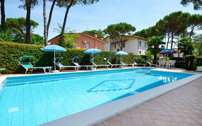 Lignano Pineta 644: L'Eau, Plante, Bâtiment, Piscine, Ciel, Arbre, Fenêtre, Ombre, Mobilier De Jardin, Équipement Sportif