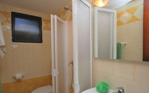 Tiziano: Luminaire Plomberie, Propriété, Bâtiment, Robinet, Évier, Salle De Bains, Fenêtre, Miroir, Design Intérieur