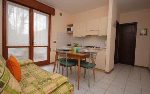 Tiziano: Meubles, Table, Fenêtre, Cabinetry, Bois, Confort, Porte, Bâtiment, Design Intérieur