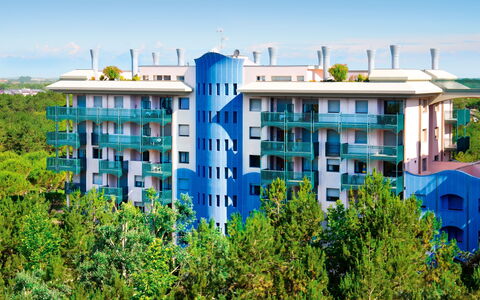Bibione 626: Ciel, Bâtiment, Propriété, Fenêtre, Design Urbain, Lot Terre, Herbe, Arbre, Plante, Condominium