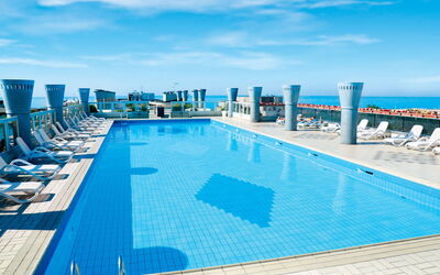 Bibione 626: Ciel, L'Eau, Nuage, Jour, Propriété, Bleu, Piscine, Bâtiment, Bleu Azur, Rectangle