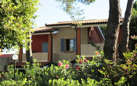 Bibione 631: Plante, Bâtiment, Ciel, Propriété, Fenêtre, Communauté Des Plantes, Feuille, Arbre, Ombre, Bois
