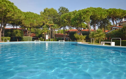 Bibione 631: L'Eau, Ciel, Plante, Piscine, Arbre, Maison, Bâtiment, Station Balnéaire, Mobilier De Jardin, Arecales