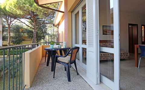 Bibione 632: Table, Meubles, Propriété, Plante, Chaise, Bâtiment, Bois, Design Intérieur, Arbre, Ombre