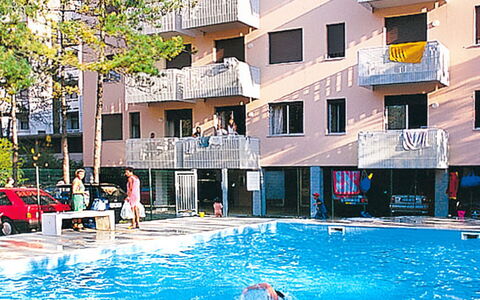 Bibione 633: L'Eau, Bâtiment, Jour, Propriété, Fenêtre, Ciel, Bleu, Piscine, Bleu Azur, Condominium